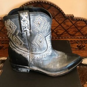 🤑NWT FRYE BIILY SHORT STUDDED BOOTS